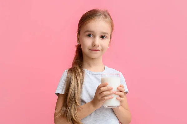 Χαριτωμένο Κορίτσι Ένα Ποτήρι Γάλα Στο Φόντο Χρώμα — Φωτογραφία Αρχείου