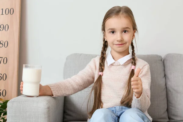Κοριτσάκι Ένα Ποτήρι Γάλα Κάθεται Στην Πολυθρόνα Και Δείχνει Τον — Φωτογραφία Αρχείου