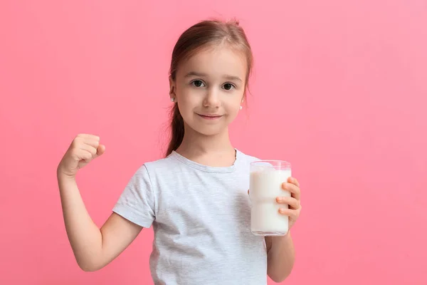 Carino Bambina Possesso Bicchiere Latte Mostrando Muscoli Sfondo Colore — Foto Stock