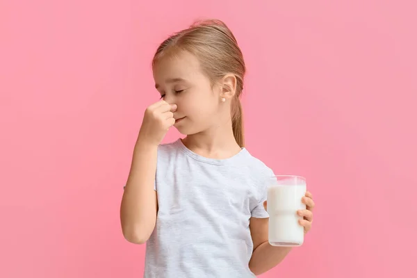 可爱的小女孩拿着一杯牛奶 用彩色背景合上鼻子 — 图库照片