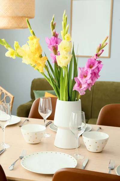 Beautiful Table Setting Gladiolus Flowers Room — Stock Photo, Image