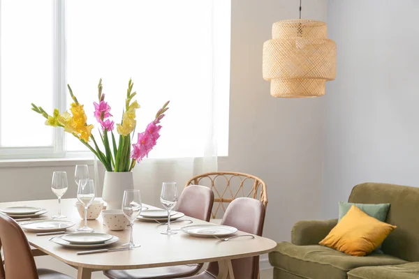 Stylish Table Setting Gladiolus Flowers Light Room — Stock Photo, Image