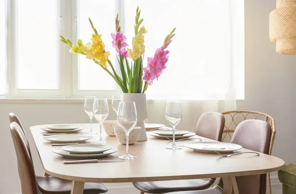 Stilvolle Tischdekoration Mit Gladiolenblumen Zimmer — Stockfoto