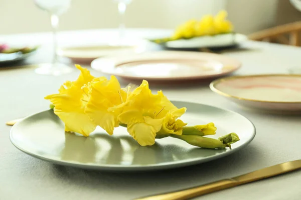 Plate Yellow Gladiolus Flower Dining Table — Stock Photo, Image