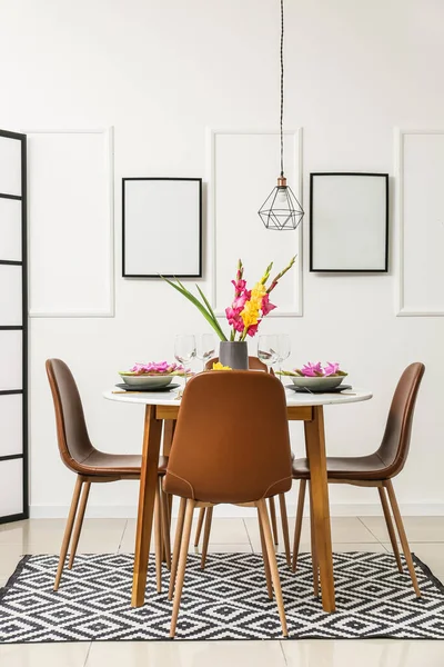 Stilvolles Interieur Mit Schönem Geschirr Und Gladiolenblumen — Stockfoto