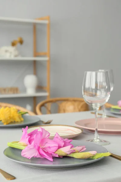 Plate Beautiful Gladiolus Flower Dining Table — Stock Photo, Image