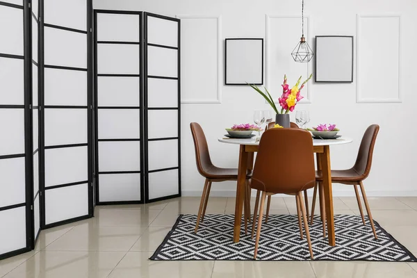 Mooi Interieur Met Stijlvol Servies Gladiolus Bloemen — Stockfoto