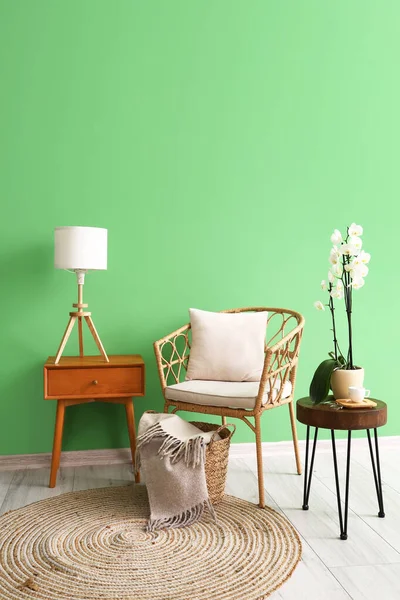 Ψάθινη Καρέκλα Και Τραπέζια Κοντά Πράσινο Τοίχο Στο Δωμάτιο — Φωτογραφία Αρχείου