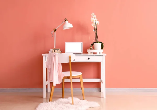 Workplace Modern Laptop Lamp Beautiful Orchid Flower Color Wall Room — Φωτογραφία Αρχείου