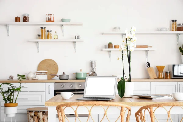 Moderno Portátil Flor Orquídea Mesa Comedor Cocina — Foto de Stock