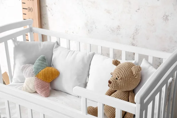 Baby Crib Pillows Teddy Bear Light Wall Closeup — Stock Photo, Image