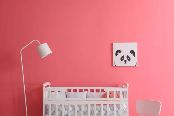 Дитяче Ліжечко Стандартна Лампа Картина Рожевій Стіні — стокове фото