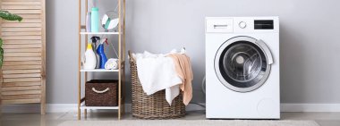 Çamaşır odasında modern çamaşır makinesi