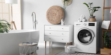 Modern çamaşır makinesiyle banyo.