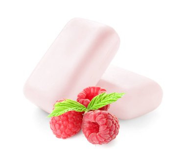 Sabun çubukları ve olgun ahududu beyaza izole edilmiş. 