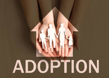 Aile figürlü kadın ve çocuk elleri. Evlat edinme kavramı