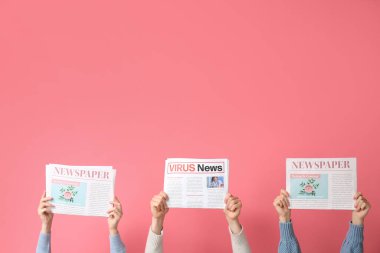 Pembe arka planda gazete tutan insanlar