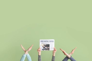 Yeşil arkaplanda dur işareti gösteren gazeteli insanlar