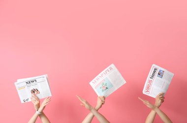 Pembe arka planda dur hareketi gösteren gazeteli insanlar