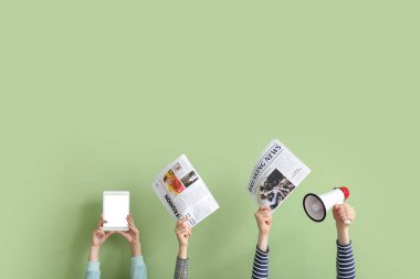 Yeşil arka planda gazete, tablet bilgisayar ve megafonu olan insanlar