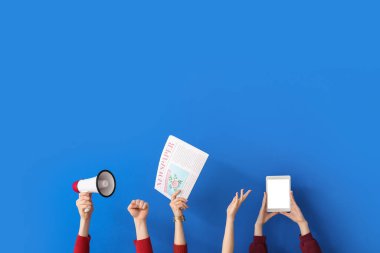 Mavi arka planda gazete, megafon ve tablet bilgisayarı olan insanlar