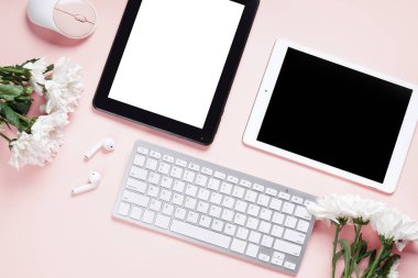 Pembe arka planda çiçekli modern aygıtlar