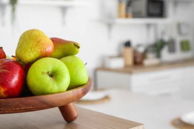 Mutfaktaki masada meyveli ahşap tepsi, yakın plan.