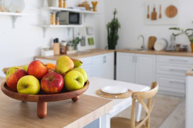 Mutfaktaki masada meyveli ahşap tepsi