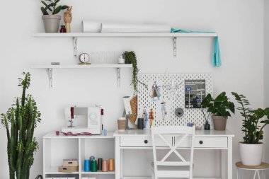 Modern dikiş atölyesinin içi