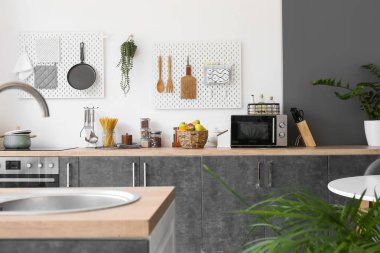 Modern mutfağın mutfak tezgahında meyve ve mutfak malzemeleriyle dolu bir sepet.