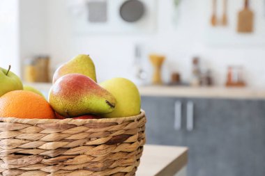 Modern mutfakta taze meyvelerle dolu sepet, yakın plan.