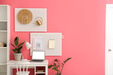 Çalışma odası ve raf odası oda duvarının yanında.