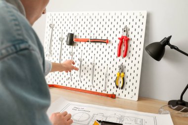 Atölyedeki tahtadan araç alan adam, kapat