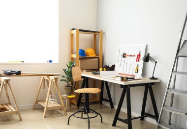 Modern aletlerle ışık atölyesinin içi