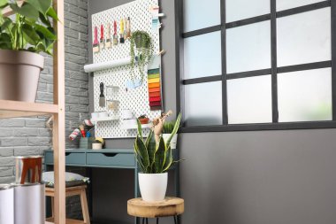 Moda atölyesinde modern aletlerle dekoratörün atölyesi ve tahta.