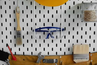 Modern araçlarla tahtanın yakın görünümü