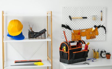 Işık duvarının yanında farklı modern aletlere ve raf ünitesine sahip işyeri