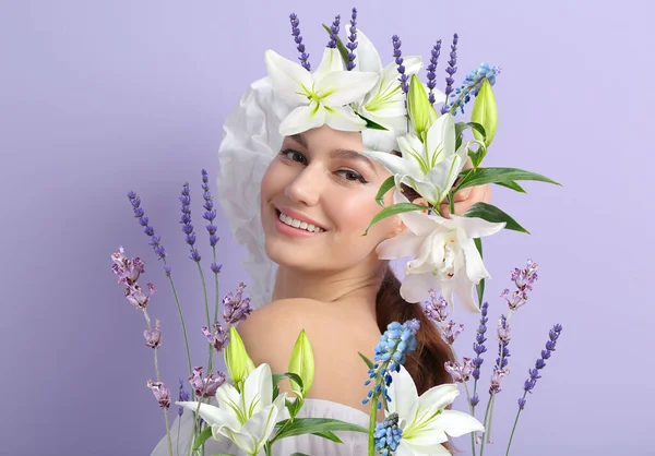Vacker Ung Kvinna Med Många Blommor Syren Bakgrund — Stockfoto