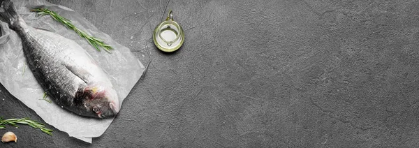 Koyu arkaplanda çiğ dorado balığı ve metin için boşluk