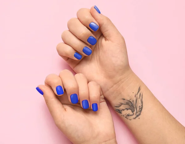 Vrouwelijke Handen Met Blauwe Nagels Roze Achtergrond Bovenaanzicht — Stockfoto