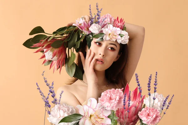 Vacker Ung Asiatisk Kvinna Med Olika Blommor Färg Bakgrund — Stockfoto