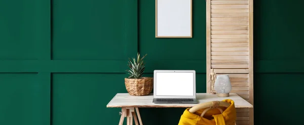 Workplace Modern Laptop Folding Screen Green Wall —  Fotos de Stock
