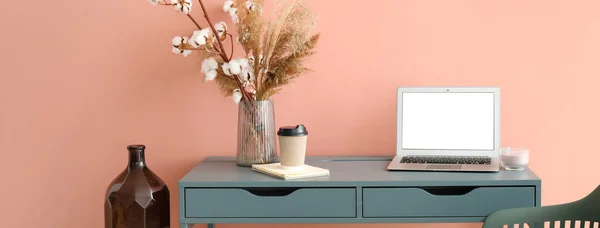Arbeitsplatz Mit Modernem Laptop Und Dekor Der Nähe Der Farbwand — Stockfoto