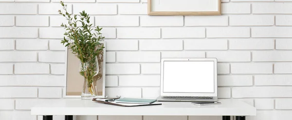 Arbeitsplatz Mit Modernem Laptop Der Nähe Der Weißen Ziegelwand — Stockfoto