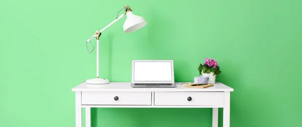 Workplace Modern Laptop Lamp Green Wall — Zdjęcie stockowe