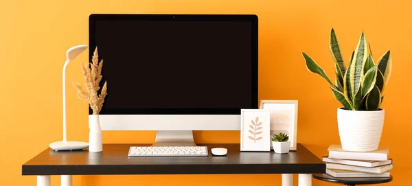 Workplace Modern Computer Orange Wall — Fotografia de Stock