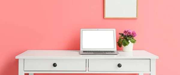 Workplace Modern Laptop Pink Wall — Zdjęcie stockowe
