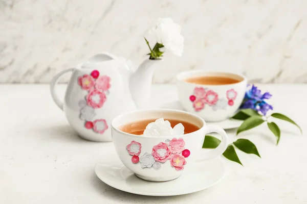 Tarz Dolu Çay Demliği Arka Planda Çiçekler Olan Sıcak Bir — Stok fotoğraf