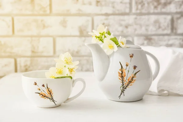 Stylish Teapot Cup Beautiful Flowers Table Brick Wall — Φωτογραφία Αρχείου
