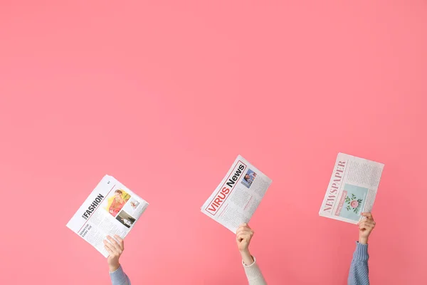 People Holding Newspapers Pink Background — Stock Photo, Image